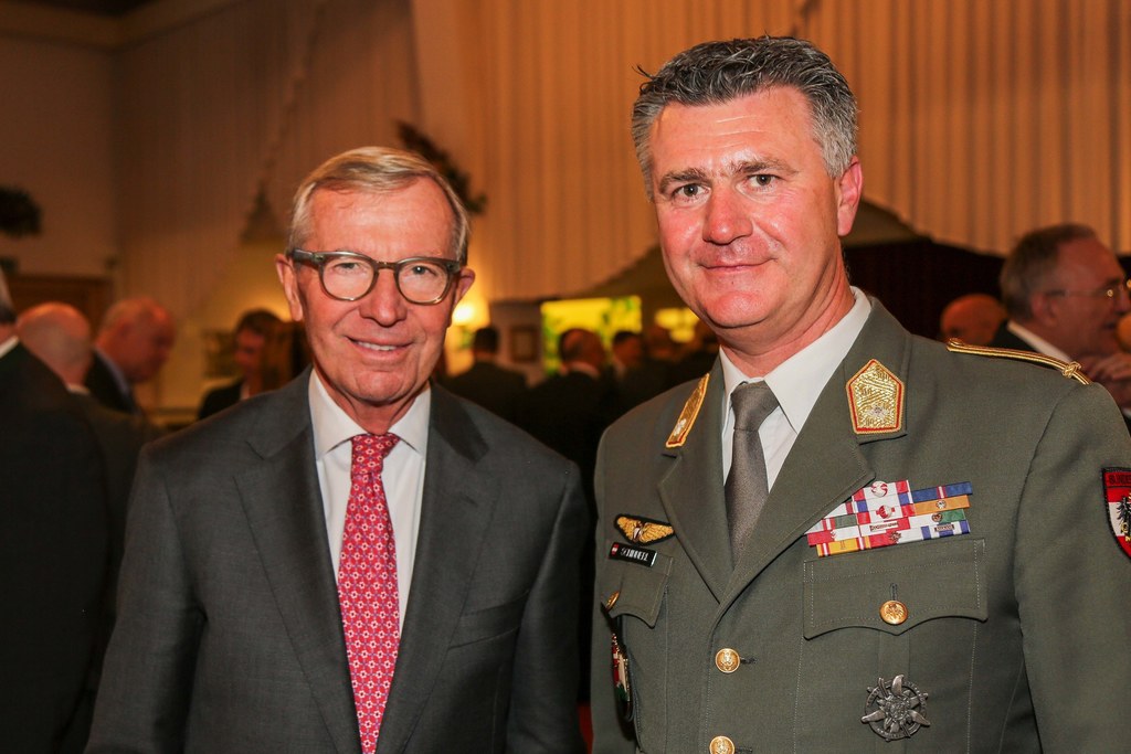 LH Wilfried Haslauer mit Militärkommandant Peter Schinnerl beim Frühjahrsempfang des Militärkommandos Salzburg.